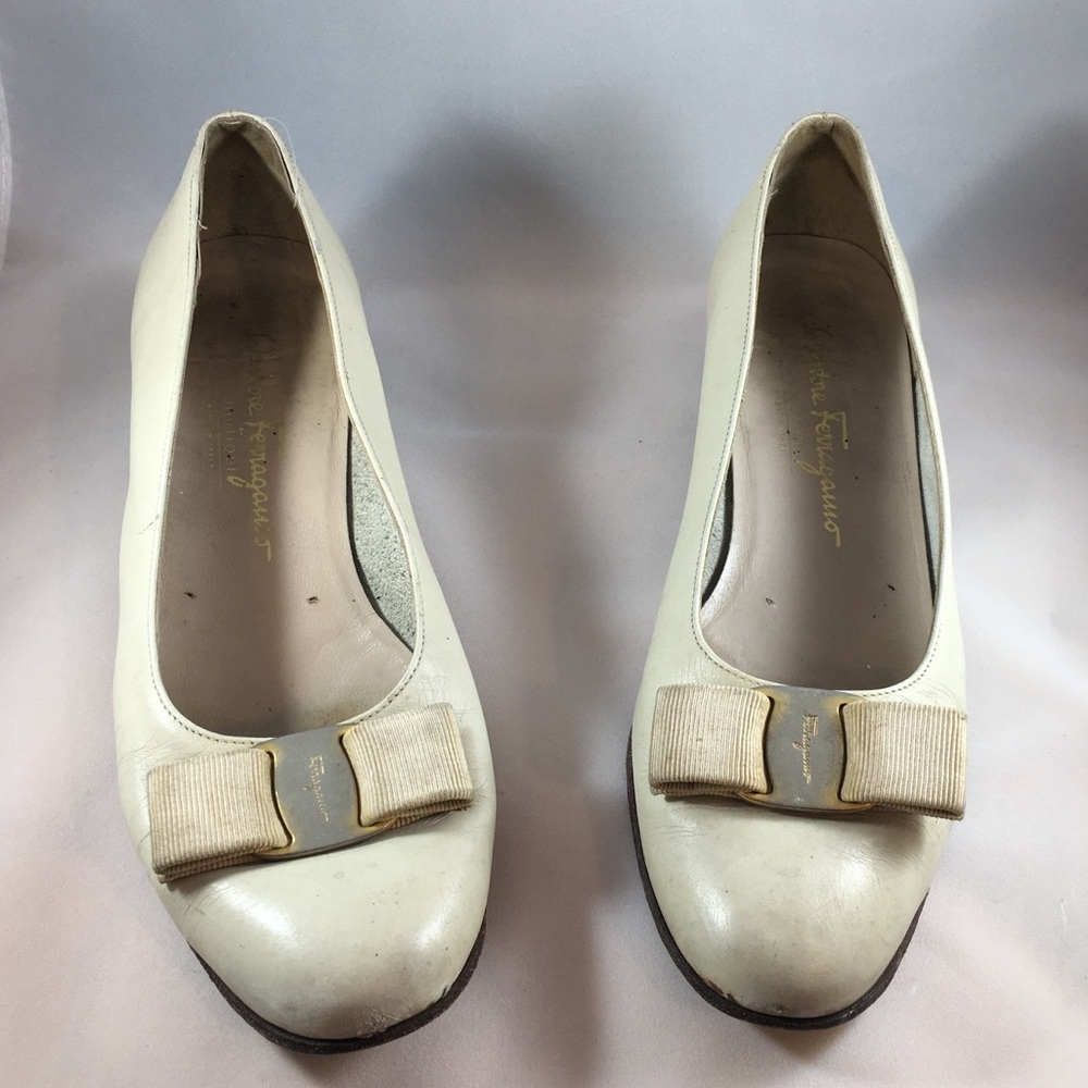Vintage Ferragamo pump